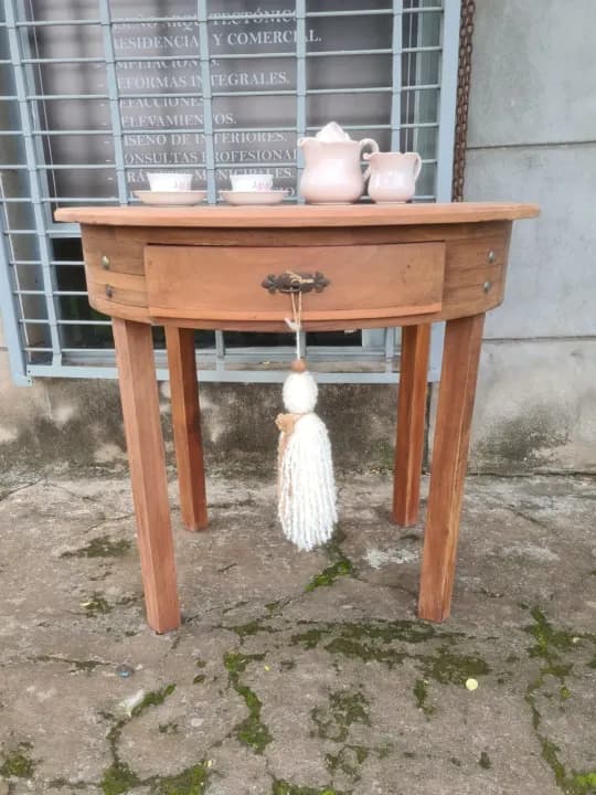 Mesa redonda con cajón