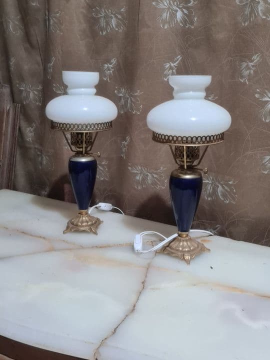 Par de lámparas con detalles en bronce y cristal de Murano azul. Cableado nuevo.