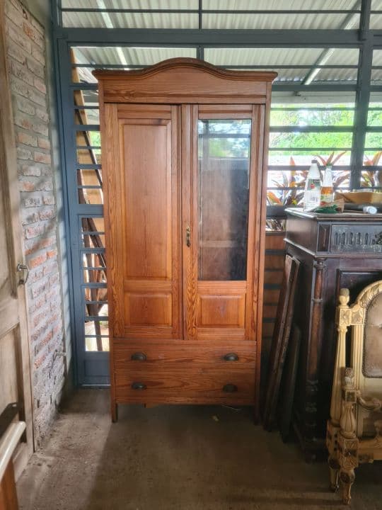 Biblioteca de dos puertas en madera de pino tea con un cajón inferior, de estilo inglés. Sin restaurar.