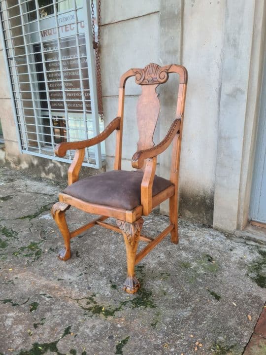 Sillón de estilo Chippendale restaurado, lavado y con tapizado nuevo en pana chocolate.