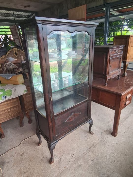 Cristalero o vitrina antiguo estilo inglés Chippendale de una puerta, con molduras talladas características del estilo. Apto para exhibición de vajilla o colecciones. Requiere restauración.