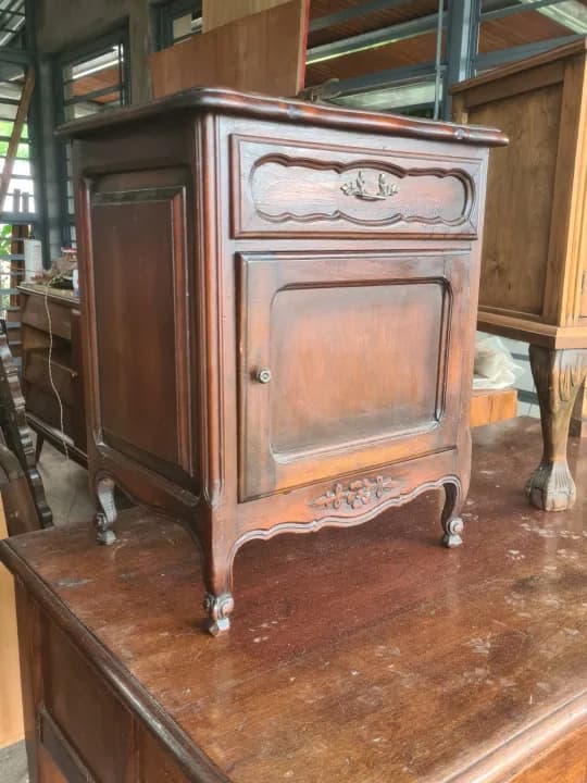 Mesa de luz de estilo provenzal en madera de roble con lustre oscuro. Sin restaurar.