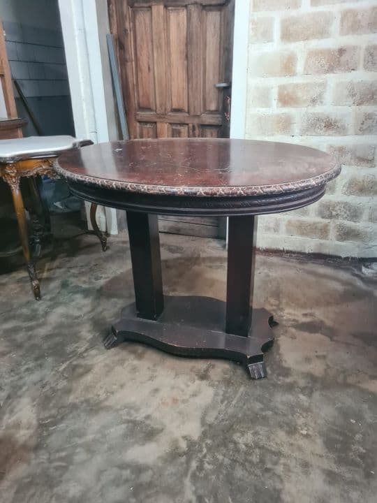 Mesa auxiliar antigua en madera de roble con lustre oscuro.