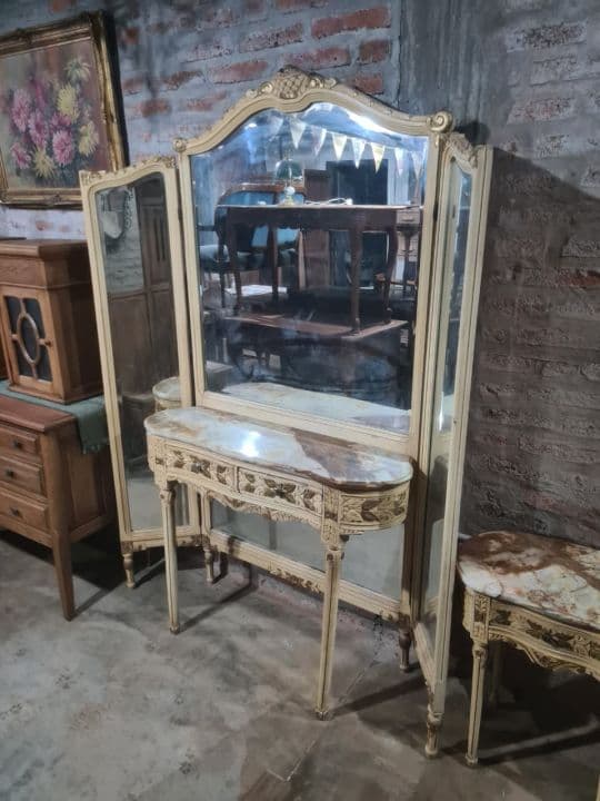 Dresoir o tocador de estilo francés Luis XVI con tapa de mármol tipo riñón, herrajes dorados y líneas curvas características del estilo. Sin restaurar, con lustre original. Parte de juego de dormitorio completo.