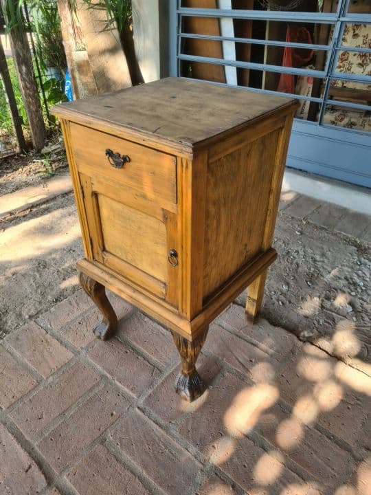 Mesa de luz alta de estilo Chippendale, restaurada.