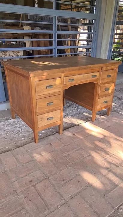 Escritorio antiguo de estilo inglés de campo con 7 cajones, restaurado y con herrajes nuevos.