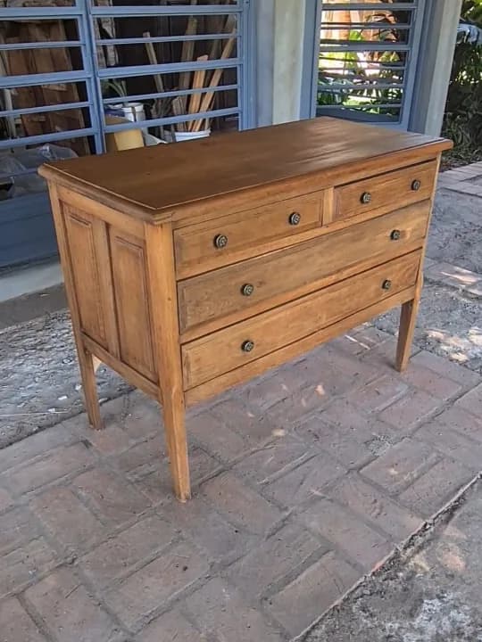 Cómoda de estilo Inglés de campo en roble de 4 cajones, restaurada