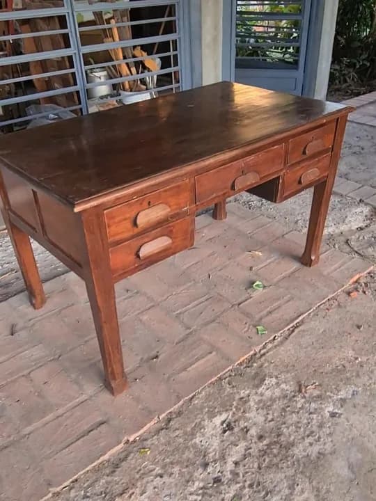 Escritorio grande de roble con 5 cajones horizontales. Para restaurar.