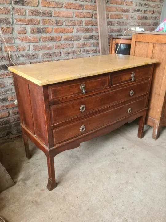 Cómoda antigua estilo inglés de campo en madera de roble, con tapa de mármol italiano rosa Verona y herrajes en bronce originales. En buen estado estructural, cajones funcionando correctamente, sin restaurar y con lustre original conservado.