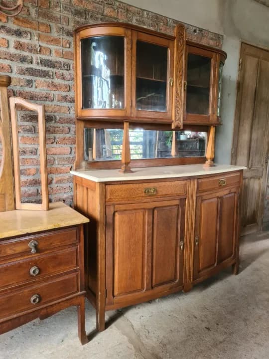 Aparador con alzada de estilo inglés de campo en madera de roble con tapa de mármol de Carrara. Sin restaurar.