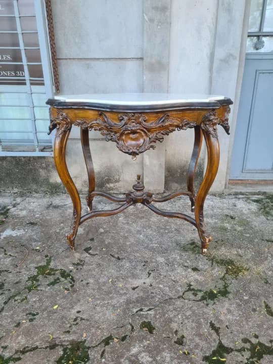 Mesa auxiliar de estilo colonial rioplatense con tapa de mármol de Carrara. Sin restaurar.