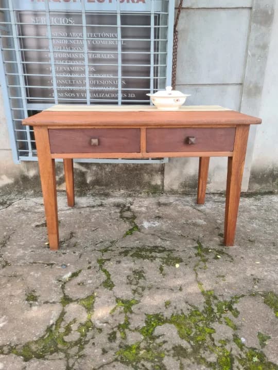 Mesa antigua de estilo inglés de campo restaurada, ideal para comedor o como escritorio. Cuenta con dos cajones profundos.