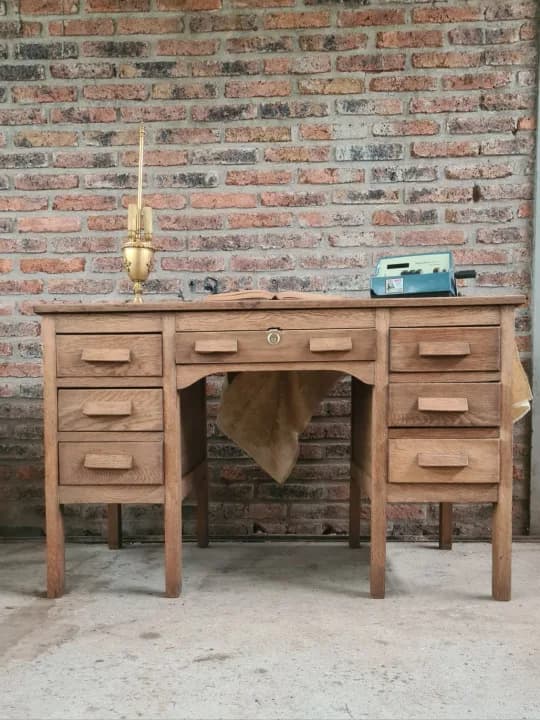 Escritorio antiguo de roble macizo de 7 cajones, una pieza sólida y funcional con gran presencia. Ideal para estudio, oficina o espacio de trabajo con estilo clásico.