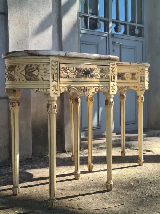 Par de mesas de luz de estilo francés Luis XVI con tapa de mármol tipo riñón y herrajes dorados. Diseño con líneas curvas y patas torneadas. Sin restaurar. Parte de juego de dormitorio completo.