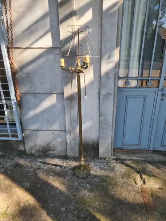 Lámpara de pie de estilo Chippendale con talla labrada y tres brazos.