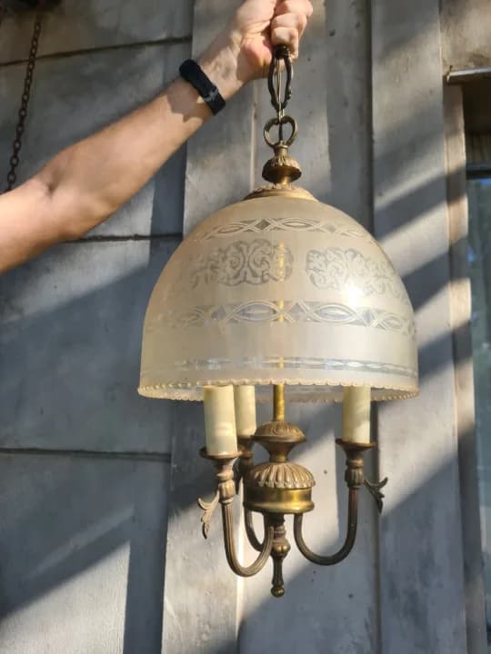 Lampara de techo o araña de bronce, de bronce y tulipa de vidrio labrado.