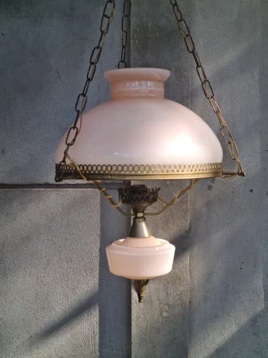 Quinqué de bronce con tulipa de opalina rosa. Sin cableado.