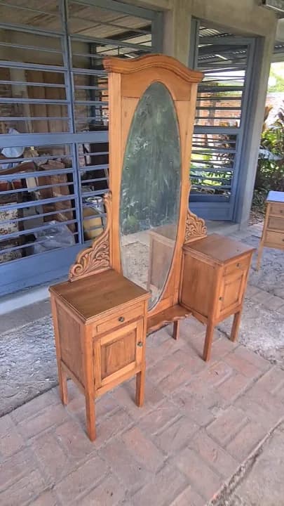 Tocador o dressoire estilo ingles con espejo ovalado y cajones