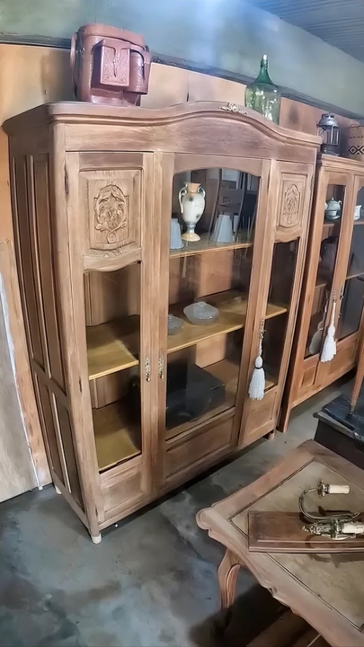 Vitrina o biblioteca antigua estilo inglés de campo, de tres puertas y tres cristales biselados originales. Fue restaurado, lavado y lustrado con sellador acrílico incoloro, terminación mate por fuera y por dentro.