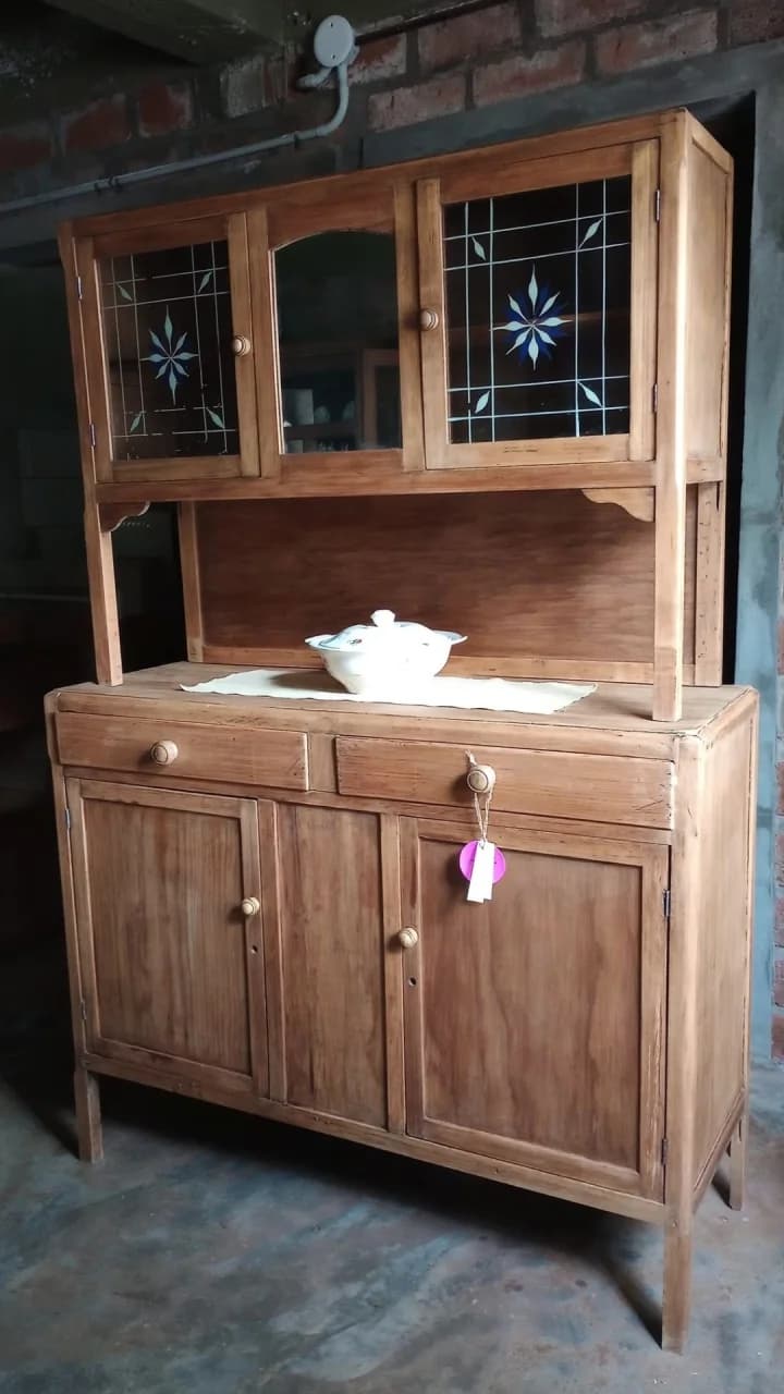 Aparador con alzada estilo Ingles de campo con vidrio pintados de época