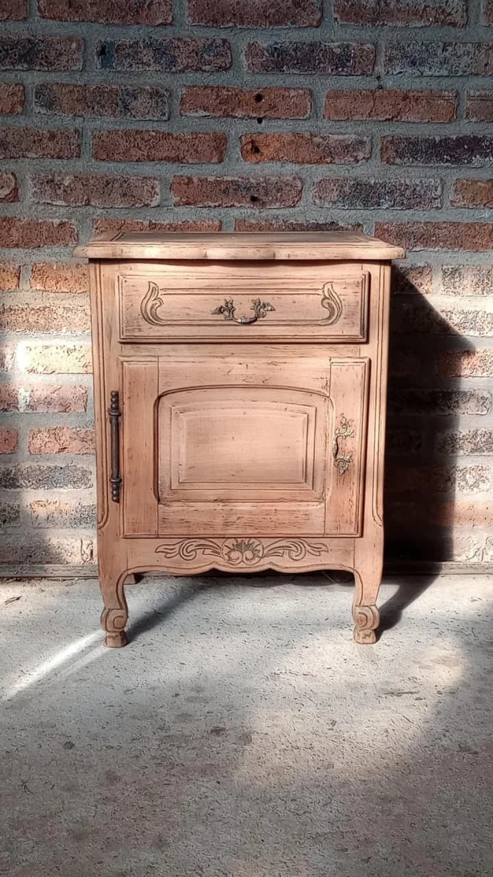 Mesa de luz provenzal roble