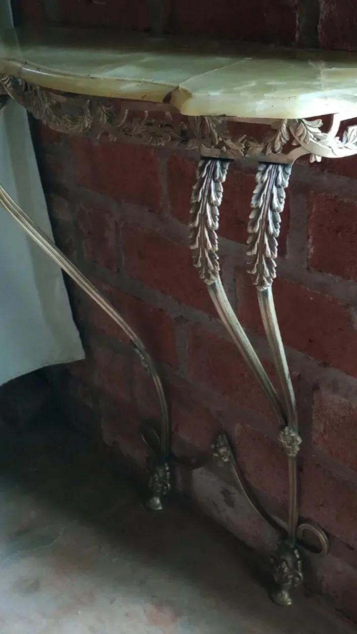 Recibidor o tocador de bronce con mármol ónix