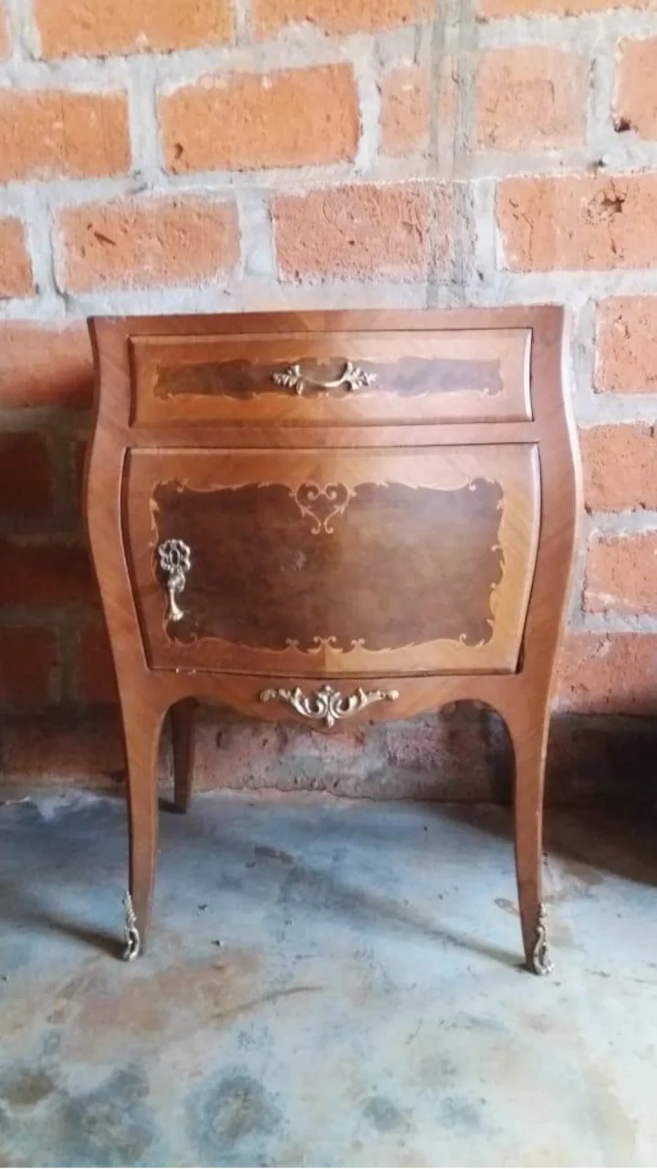 Mesa de luz estilo Luis XV alta, triple bombe