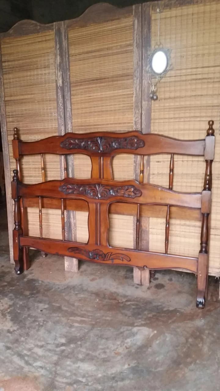 Cabecera y piecera estilo provenzal, lavada, con dos travesaños horizontales, medera rojiza, para cama o sommier de 1,40m