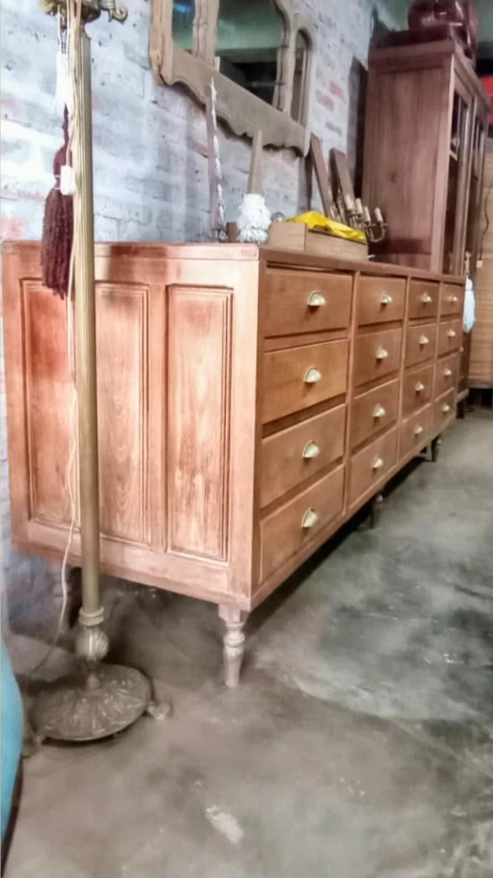 Vitrina antigua de mercería de 16 cajones, estilo ingles, lavada, con vidrio en la parte superior y frente