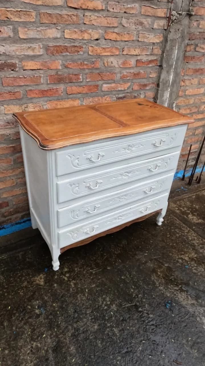 Cómoda estilo Francés Provenzal de 4 cajones, patinada
