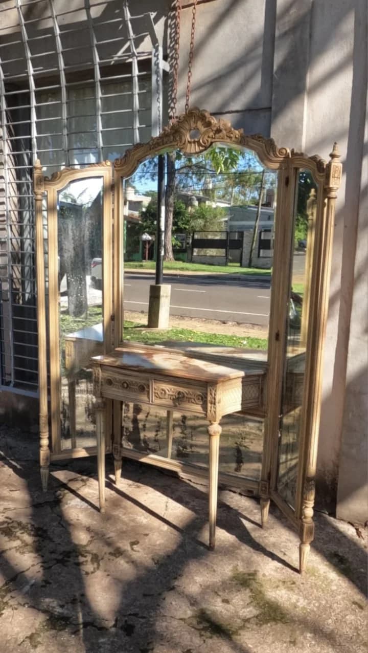 Recibidor o tocador de pie Luis XVI de tres espejos, marmól y patinado